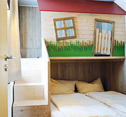 Kinderzimmer mit Spielhaus im Kinderhotel Landhaus zur Ohe Familienzimmer im Familotel Landhaus zur Ohe