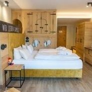 Doppelbett Hotelzimmer mit Rutsche hinter dem Bett und Hochbett für die Kinder am Elternbett