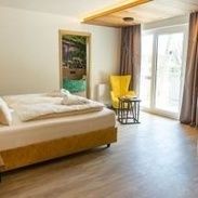 Schlafzimmer mit Doppelbett und Blick aufs Kinderzimmer