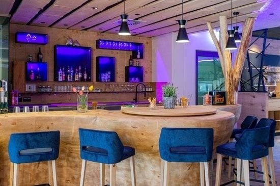 Theke der Stammbar mit Stühlen und im Hintergrund Regale mit Gläsern