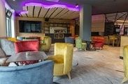 Tagescafe mit gemütlichen Stühlen in Weinbutler