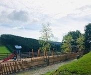 Kleinkinderspielplatz mit Rutsche