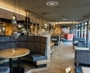 Restauranttische mit Kinderschiff im Hintergrund
