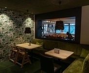 abgedunkeltes Restaurant mit Deko Kamin im Hintergrund