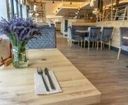 gedeckter Tisch mit Blumen
