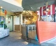 Kinderesstisch mit Kinderbüffet und Kinderkochstation im Hintergrund