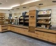 Blick aufs Brotbüffet mit Teestation und Baby-Ecke