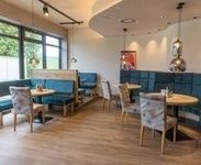 Tische und Stühle im Restaurantbereich