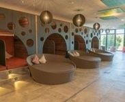 Ruhjekojen im Hallenbad mit Liegeinseln