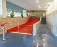 rote Wasserrutsche im Hallenbad