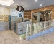 Familiensauna im Hallenbad im Familotel Landhaus zur Ohe Dusche im Hallenbad mit Blick auf die Familiensauna, die Winterbude und Wäremhöhle