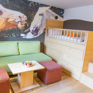 Kinderzimmer mit Hochbett, Schlafcouch und Pferdetapete