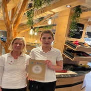 Mitarbeiter mit Award Plakette