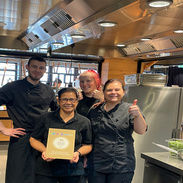 Mitarbeiter mit Award Plakette