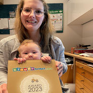 Mitarbeiter mit Award Plakette