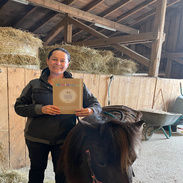 Mitarbeiter mit Award Plakette