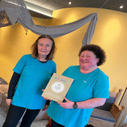 Mitarbeiter mit Award Plakette