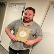 Mitarbeiter mit Award Plakette