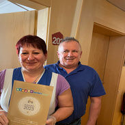 Mitarbeiter mit Award Plakette