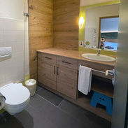 Badezimmer mit Holzwaschtisch