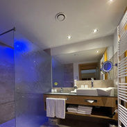 Badezimmer mit ebenerdiger Dusche