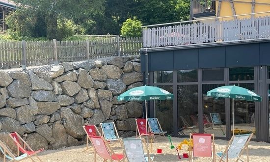 Sitzbereich im Sand