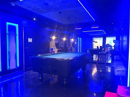 Billiard Raum in blauem Licht