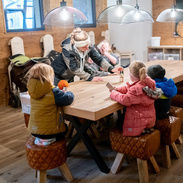 Kinder am Basteltisch mit Betreuerin