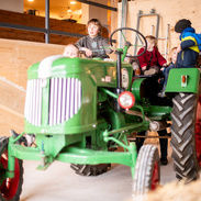 Kinder auf Spieltraktor