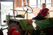 Kind auf Spieltraktor