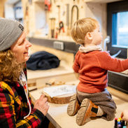 Mama und Kind in der Kreativwerkstatt