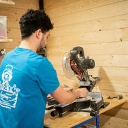Kinderbetreuer in Holzwerkstatt