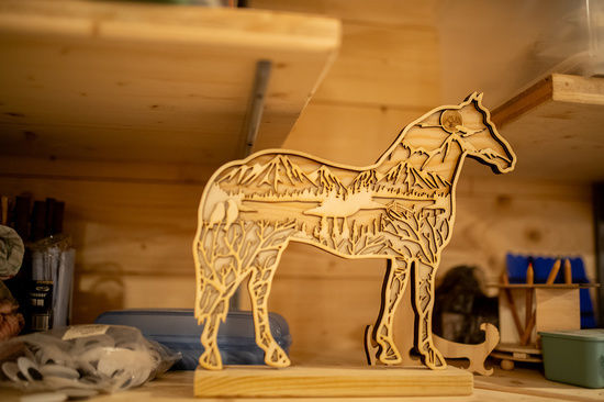 Holzfigur Pferd mit Lasergravur