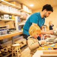 Kinderwerkstatt Kreativwerkstatt mit Kind und Betreuuer