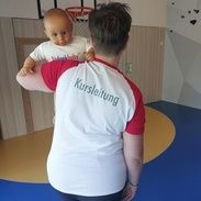 Fit Dank Baby Teilnehmer mit T-Shirt