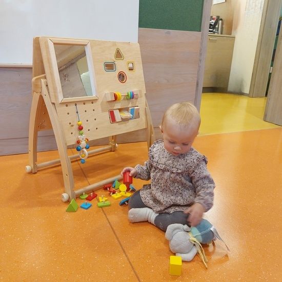 Kleinkind spielt mit Kuscheltier