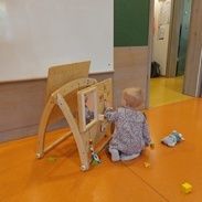 Kleinkind spielt auf Boden