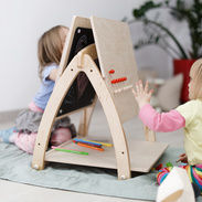 Kinder spielen mit Maltafel