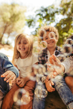 Kinder spielen