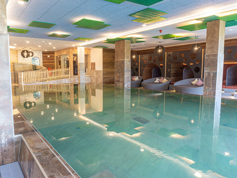 Schwimmbad mit Rutschen