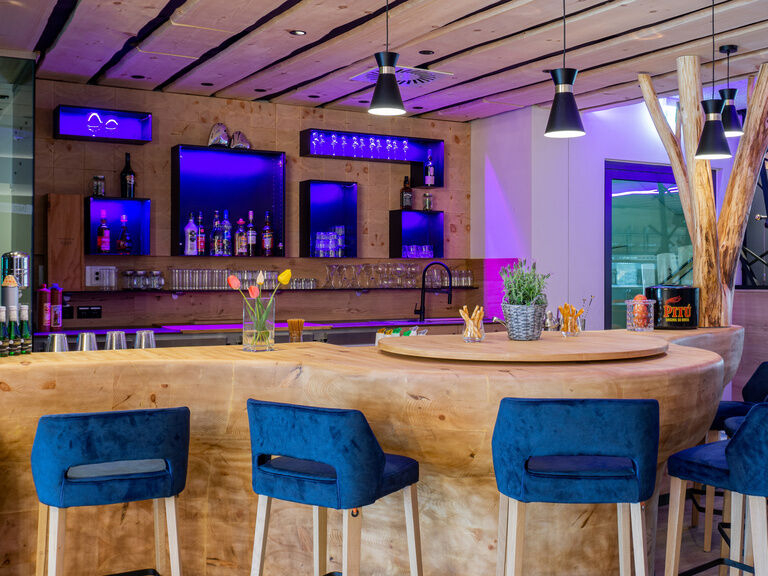 Hotelbar mit Stühlen