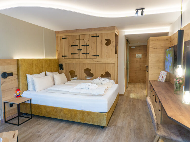 Doppelbett Hotelzimmer mit Familienbett und Hochbett