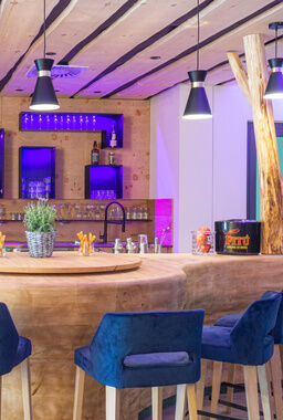Hotelbar mit Stühlen