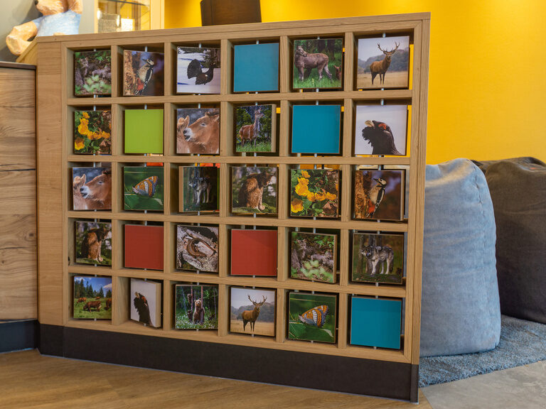Memorywand im Rezeptionsbereich