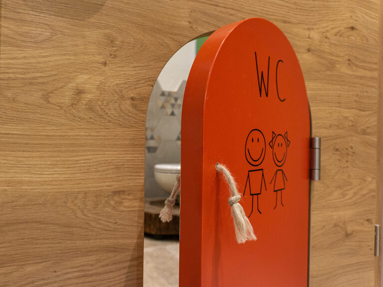 Kindertüre im Waldklo