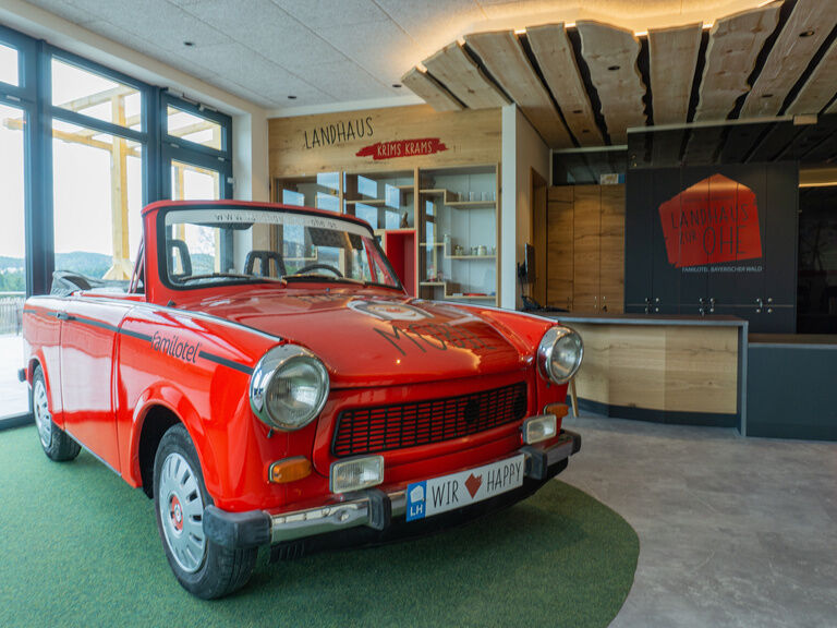 roter Trabbi an der Rezeption