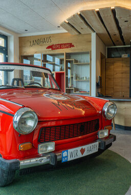 roter Trabbi an der Rezeption