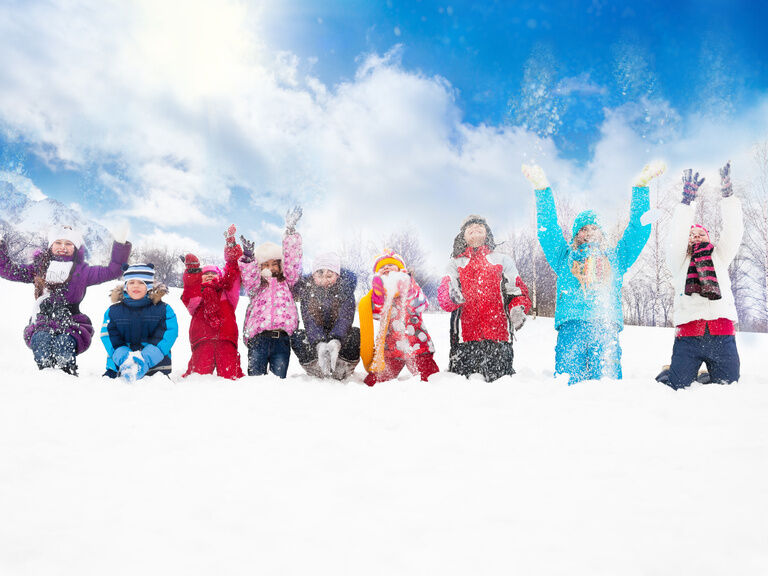 Schneeballschlacht mit Kindern