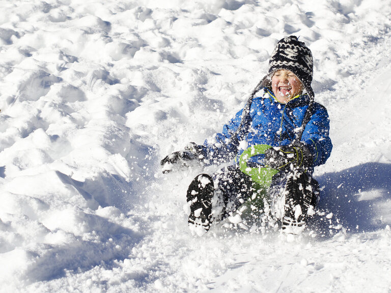 Kind beim Rodeln