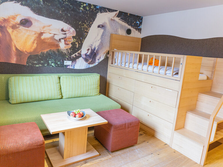 Kinderzimmer mit Hochbett, Schlafcouch und Pferdetapete